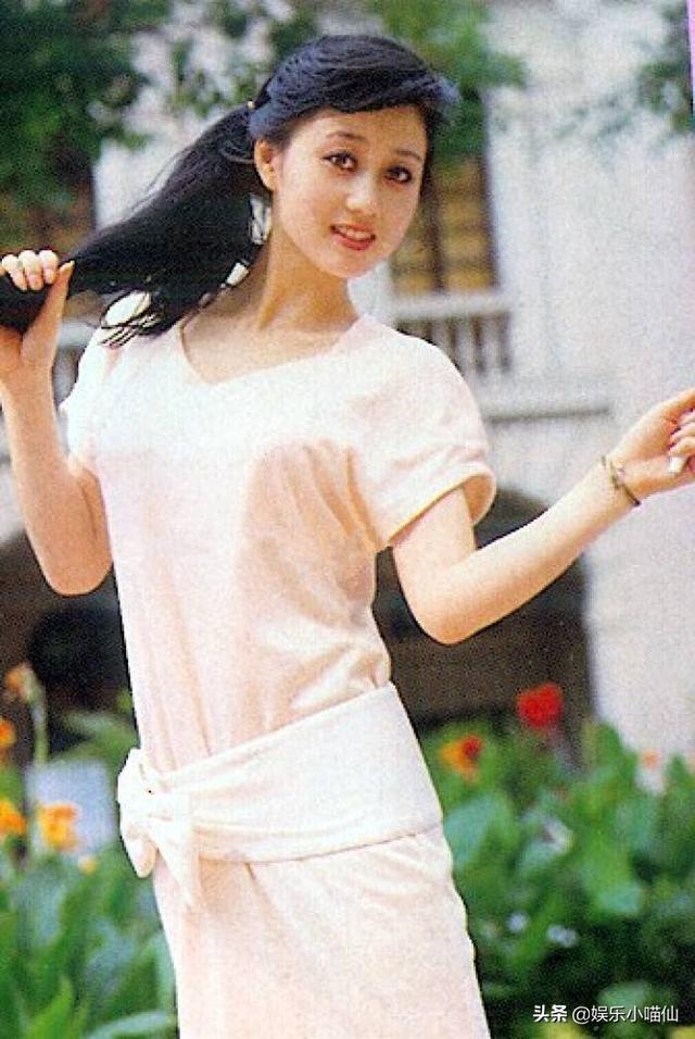让李连杰心生亏欠的黄秋燕,离婚30年后仍单身,穿着时髦很精神