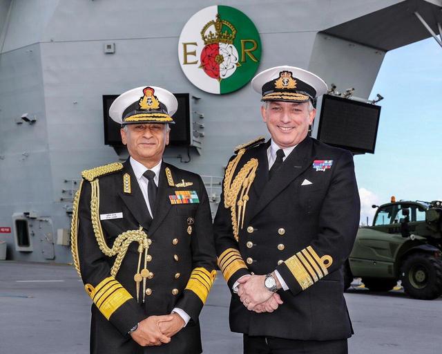 印度海军参谋长和英国航母舰长合影