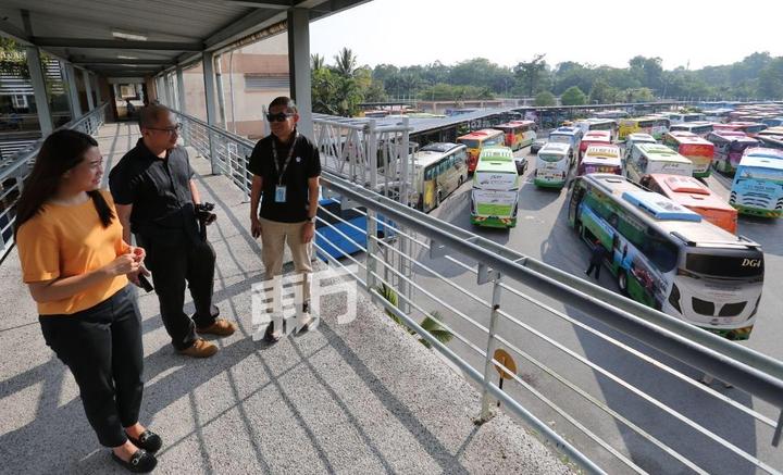 廖彩彤(左起,邹裕豪和梁伟光等人,针对游客通关问题进行讨论.