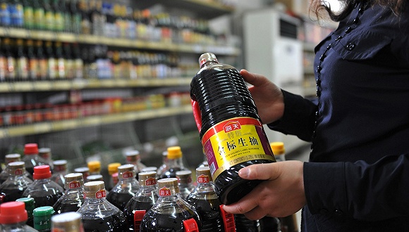 怎么去除牛仔裤上的酱油渍?