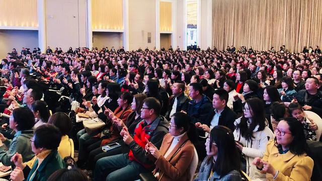 2400名家长走进“青城家长大讲堂”学习如何与孩子共同成长