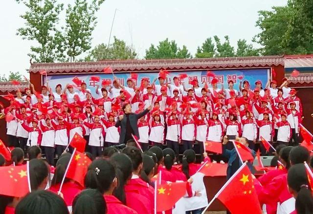 河南正阳:千余名师生唱响《我和我的祖国》