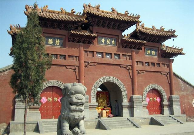 河南洛阳市唯一的县级市，与省会郑州接壤，是玄奘故里