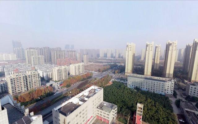 河南洛阳市唯一的县级市，与省会郑州接壤，是玄奘故里