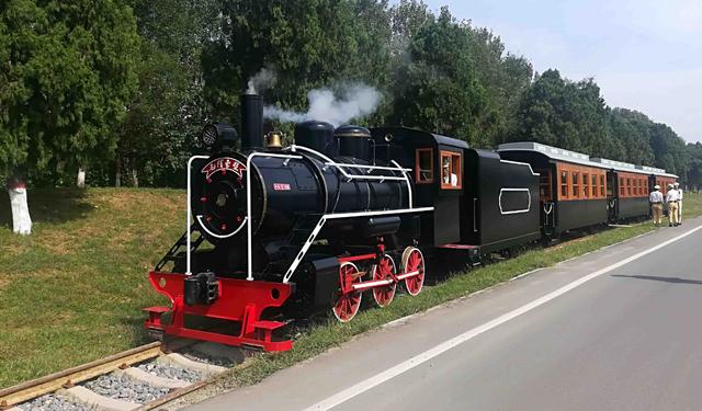 开封兰考有一辆蒸汽火车，名字来自毛爷爷，沿线黄河风景独一无二
