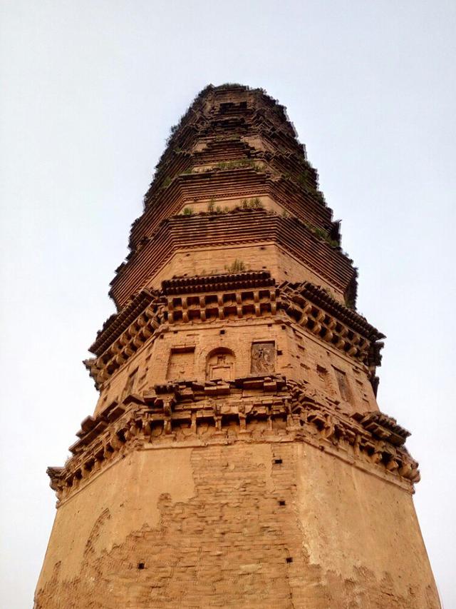 洛阳乡村中的千年古塔，塔身倾斜而不倒，被称"洛阳比萨斜塔"