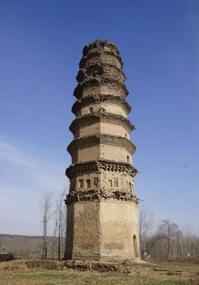 洛阳乡村中的千年古塔，塔身倾斜而不倒，被称"洛阳比萨斜塔"