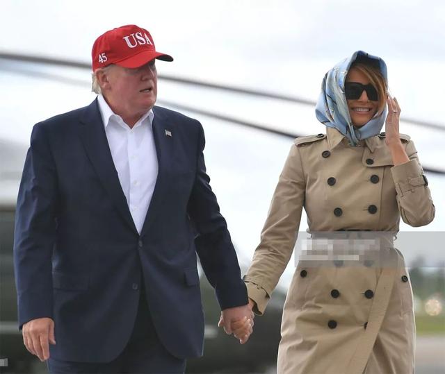 梅拉尼婭絲巾裹頭像「狼外婆」，卻輸給了機場大風，被無情吹翻