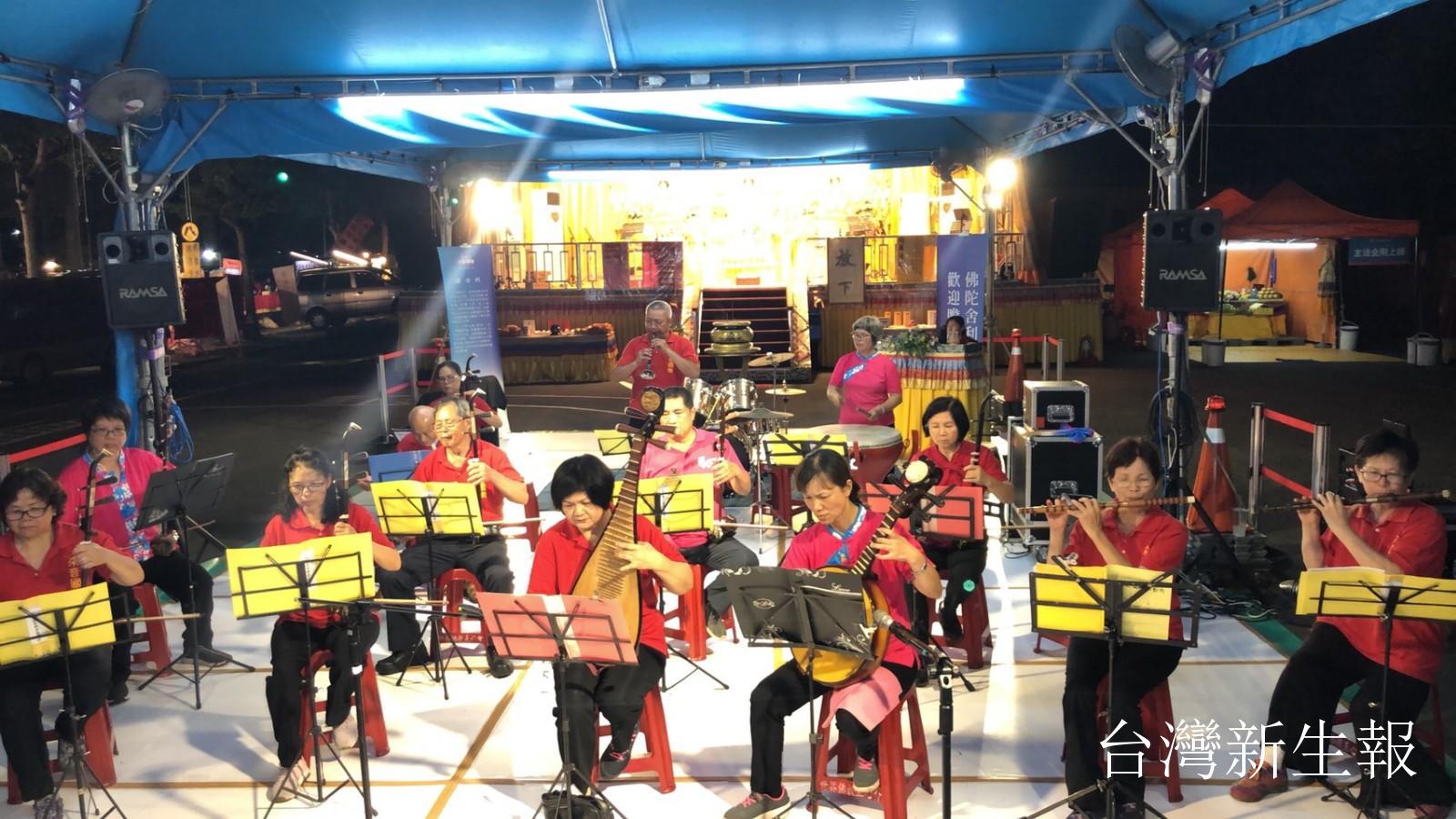 圖說：花蓮縣采音國樂協會以傳統國樂帶來熱鬧的五聖佛，熟悉的音樂ㄧ起全場鼓掌叫好.jpg