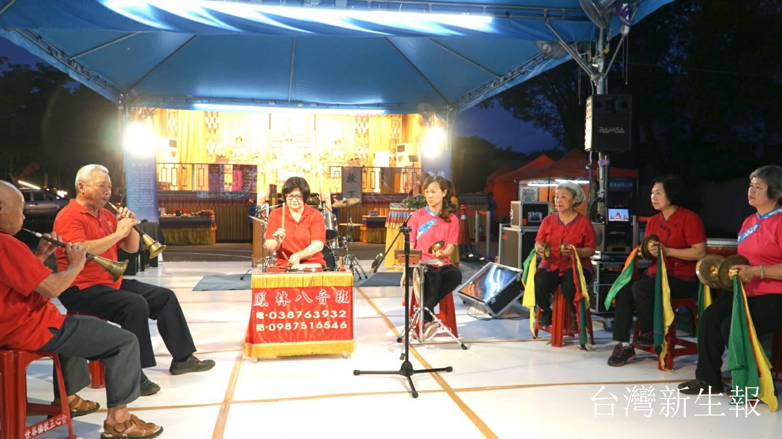 圖說：鳳林北管客家八音班帶來傳統客家八音音樂，吹嗩吶的長者已經82歲中氣十足!.jpg
