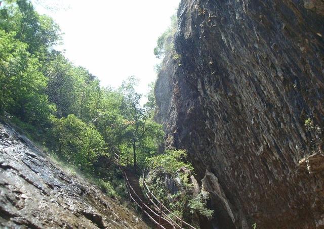 南阳淅川县唯一值得去的景点，瀑布成群，绿树成荫，堪称仙境