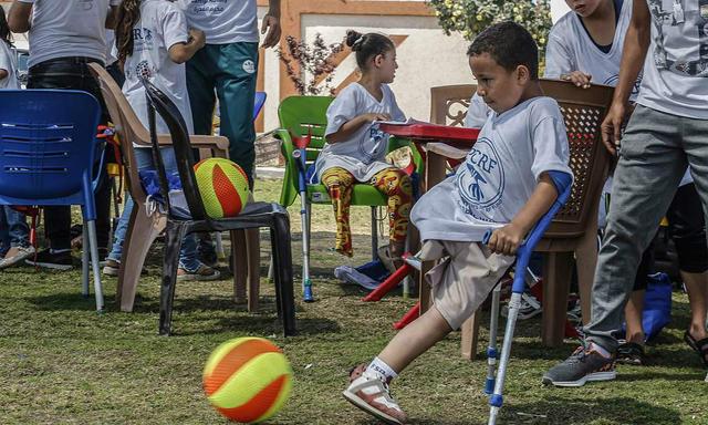 加沙地区残疾儿童参加夏令营 锻炼身体丰富生活