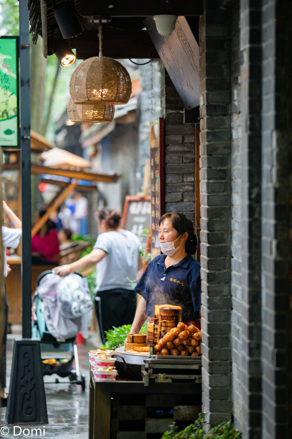 解锁成都的喧嚣与懒散,打卡市区里的古巷和美食