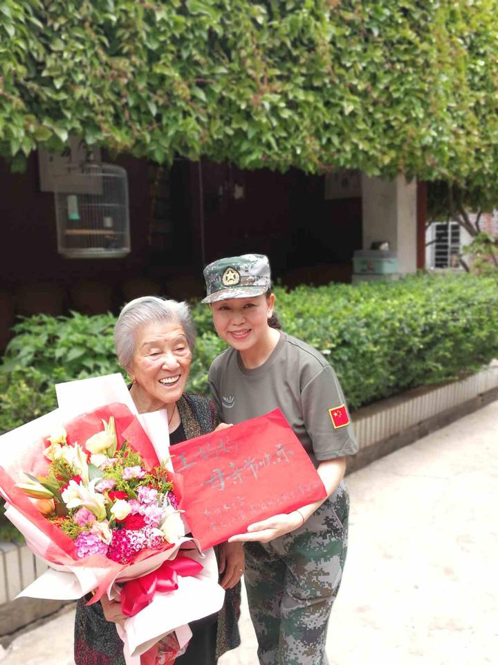 35年后这个在老山作战中荣立一等功并被授予荣誉称号的唯一女兵钟惠玲