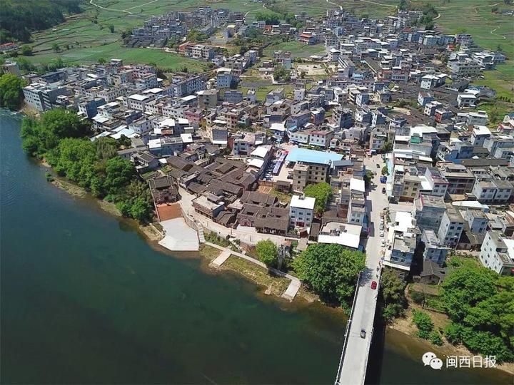 林古田入学的官庄乡回龙村全景