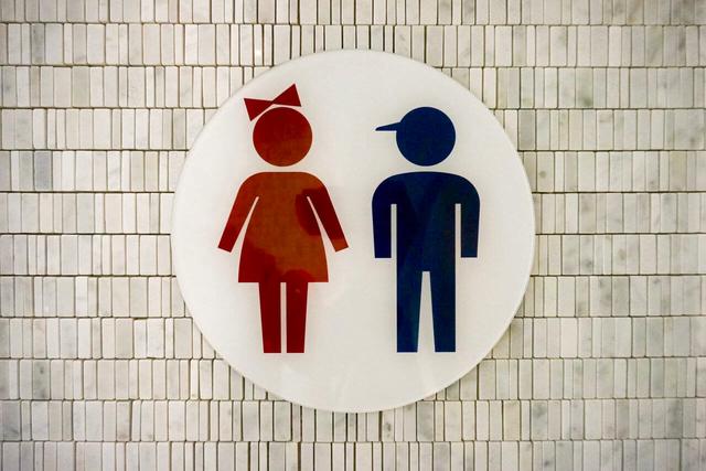 成田国际机场的儿童厕所标识.小小创意乐趣多多,难能可贵