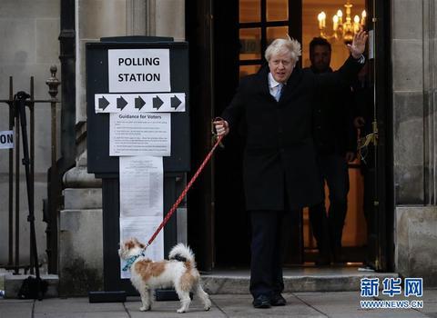 12月12日，英国首相、保守党领袖鲍里斯·约翰逊在投票后离开投票站。（图源：新华网）