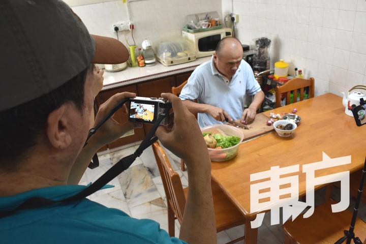 決定要成為失明Youtuber的羅維強，雖然可以烹飪及自行剪輯影片，但仍然需要友人協助拍攝。