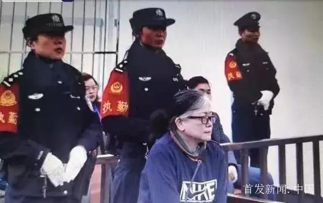 独家图片：孙小果母亲孙鹤予一审宣判现场（央视记者 张岗拍摄）.jpg