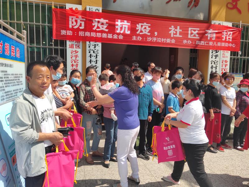 沙滹沱村赵支书、闻主席给村内居住的外来务工流动家庭发放防疫物资包