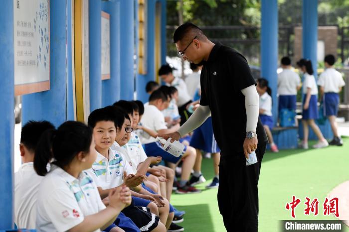 北京约28万名小学生返校复课 华人头条
