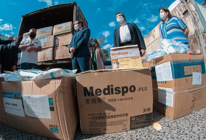 Los insumos donados al Ministerio de Salud son mascarillas quirúrgicas, batas quirúrgicas, botas quirúrgicas, guantes y gafas de protección ocular. Foto: Gentileza.