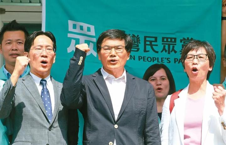 现年57岁,连任五届高雄市议员,一直深耕高雄,是亲民党在高雄的坚强