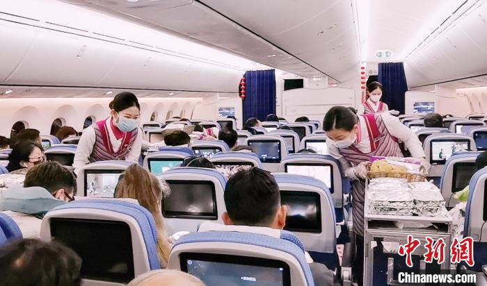 资料图:南航空乘在飞机上提供服务.南方航空供图