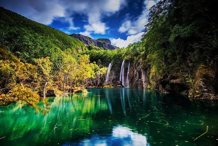 地貌群 世界上海拔最高的火山口湖 冷热交替地下清泉 中国最美水景观