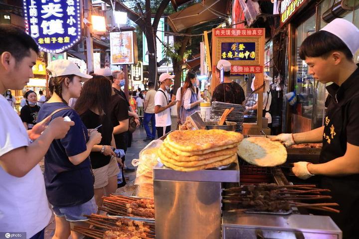 西安回坊街美食飘香 吸引吃货暑期夜打卡