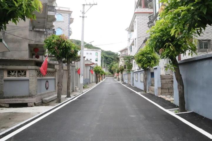 在象屿村道头路 整洁的水泥路 路两旁外墙水泥粉刷,再叠白 做坡屋顶