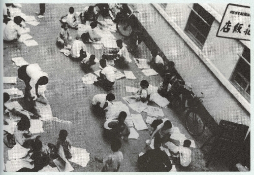 剪髮匠巷，香港報紙批發地點。（1955年/李玉田攝）