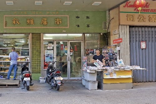 昔日的報攤多設在茶樓餐廳外面，現存的已經不多。