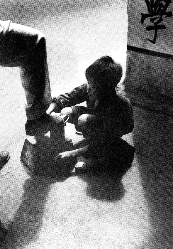 兒童擦鞋幫補家計（1947年/李玉田攝）