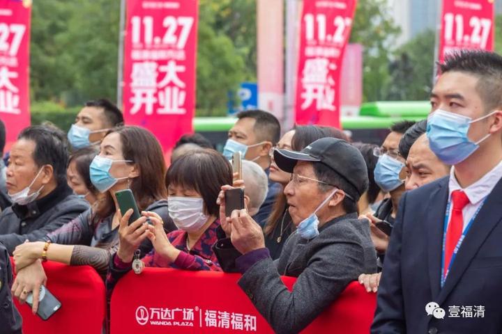 市领导林鹤志,高喜庆,何德信与嘉宾共同推杆,宣布福清福和万达广场