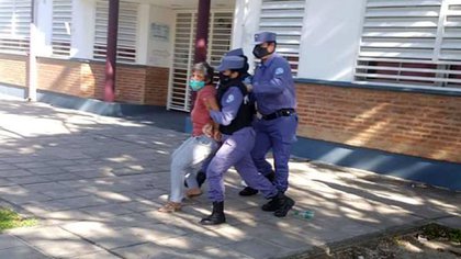 El momento en que la policía se llevó esposada a Gabriela Neme, cuando se estaba manifestando pacíficamente