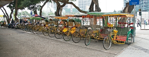 今天，停在葡京酒店外等待遊客僱請的三輪車。