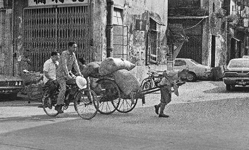 昔日載客單車、載貨人力車經過內港街頭。（網絡照片）