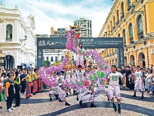 舞龍已成為澳門的特色表演，常出現於不同的旅遊盛事之中。圖為2019年舉行的武林群英會武術龍獅巡遊。