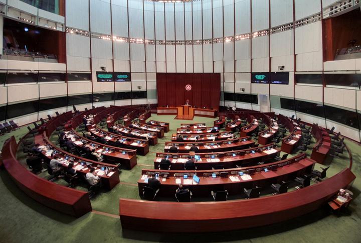 4 - 根據新的選舉制度，香港選舉委員會將從1200人增加到1500人，立法會議員的數量將從70人增加到90人。 （中新社）.jpg