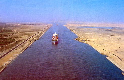 埃及官员说苏伊士运河有望在4天内恢复正常通行