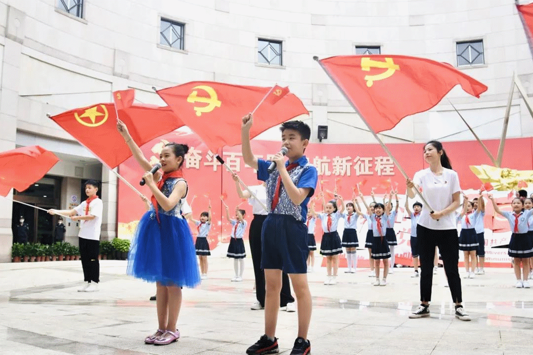 党旗飘飘,指引前进方向;华人号:人文晋安2021-05-22 21:47  阅读量:9.