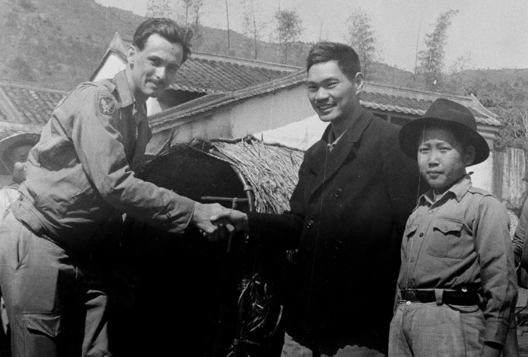 1944年，东江纵队司令员曾生(右二)会见获救的美军飞行员克尔。