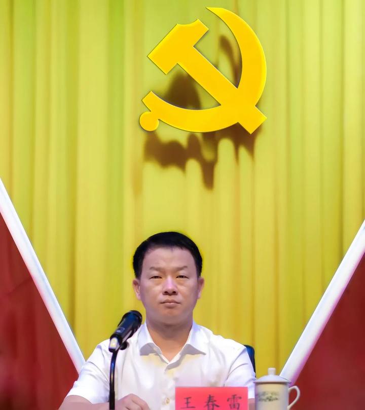 王春雷代表中共惠安县委向受表彰的先进集体和个人表示祝贺,向奋战在