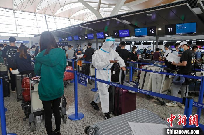 殷立勤)8月19日,旅客在浦东国际机场t2航站楼内,有序等待进行办理登机