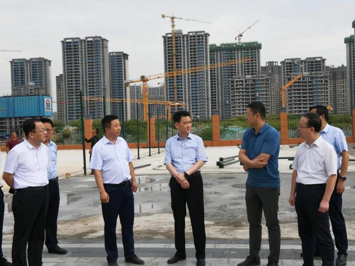 陕西宝鸡:李峰科检查高新区新校开学工作