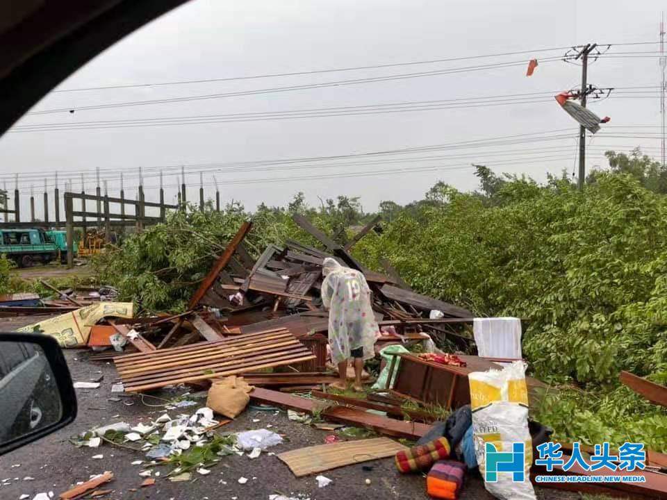 大批房屋被吹碎!超强台风"康森"袭来老挝(图)