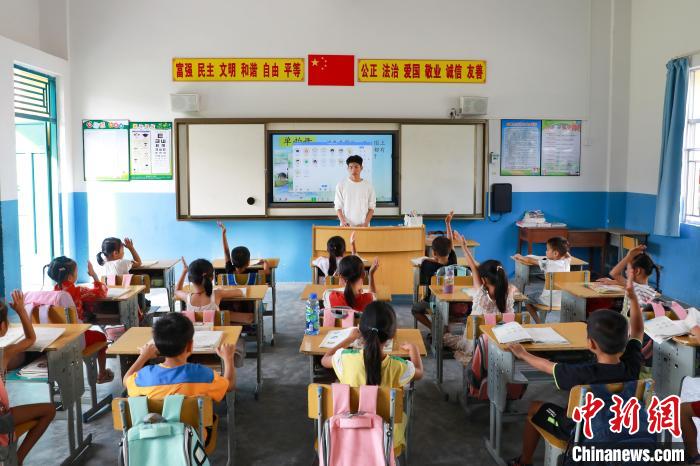 对话广西乡村教师赖家益:因为淋过雨 总想为别人撑伞