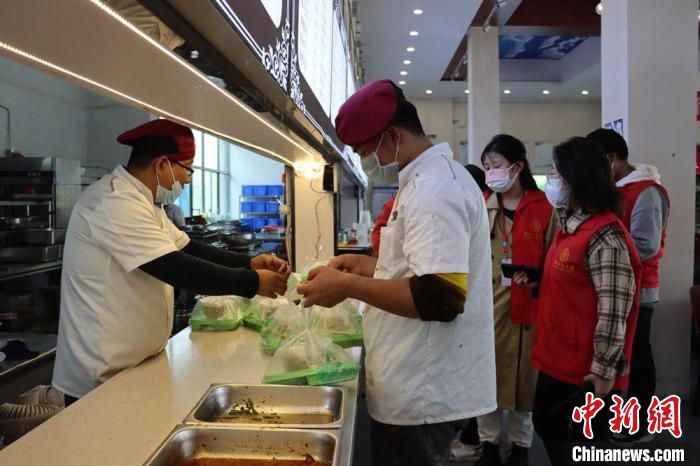 图为西北师范大学食堂为学生志愿者免费提供午餐和晚餐.董家祥 摄