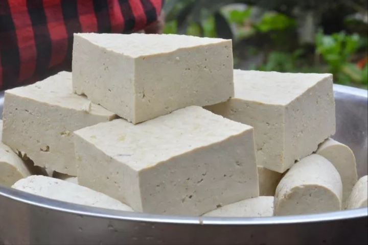 在制作过程中,罗泉豆腐选用的是来自溶洞深层的优质泉水来浸泡大豆,再